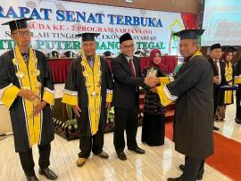 H. M. SHULTHONI, M.S.I., Ph.D. MENYAMPAIKAN ORASI ILMIAH DALAM PROSESI WISUDA KE-2 STIES PUTERA BANGSA TEGAL
