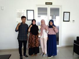 3 PERWAKILAN MAHASISWA FEBI IAIN PEKALONGAN IAIN PEKALONGAN MENDAPATKAN JUARA SATU SEBAGAI KARYA TULIS TERBAIK DALAM ACARA LOMBA KARYA TULIS ILMIAH NASIONAL